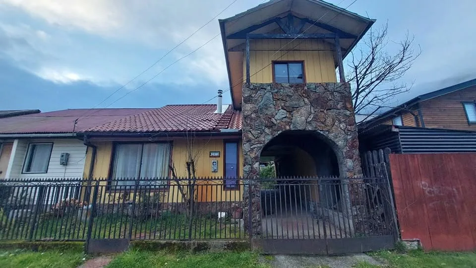 Exterior view of a large 4-bedroom house in Ribera Sur, Puerto Aysen