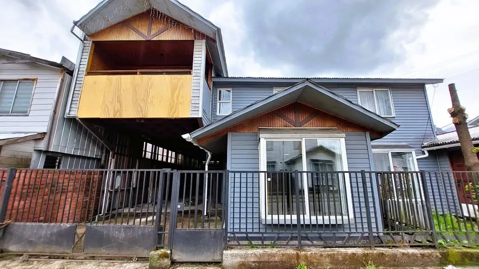 Exterior view of a large 7-bedroom house in Ribera Sur, Puerto Aysen