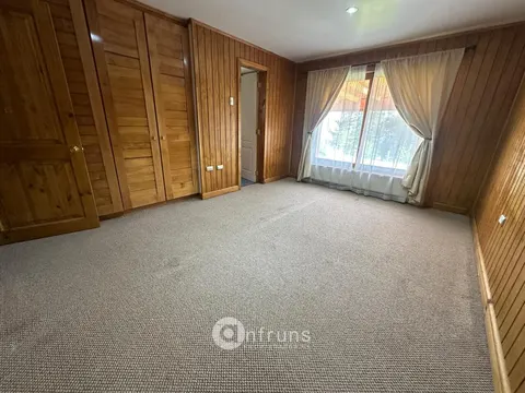 Living room with view of the garden in Coyhaique