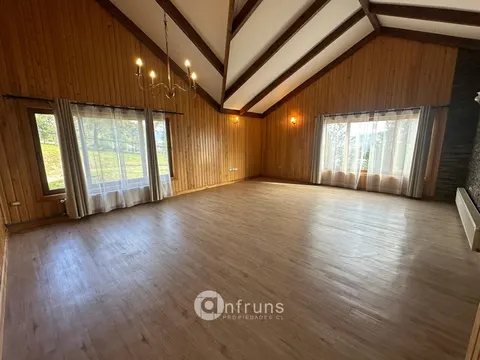 Formal dining room in a Coyhaique residence