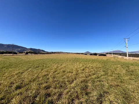Plot with a gentle slope and clear building area