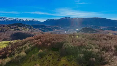 Wide angle view of a lot with mountain backdrop