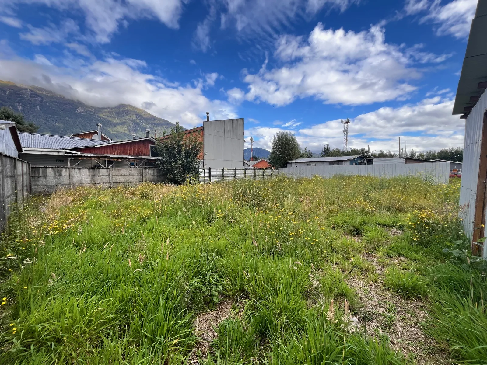 View of a vacant urban lot in central Puerto Aysén