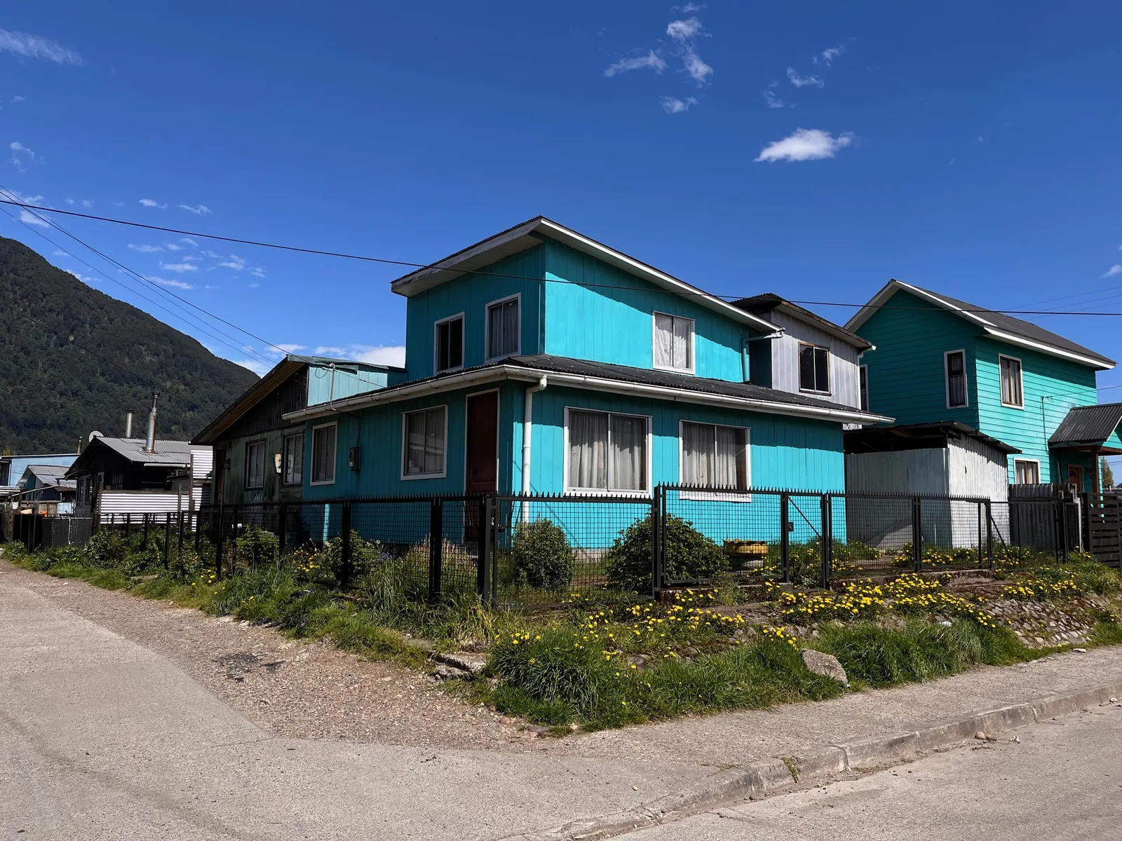 Exterior of a house with an attached cabin in Puerto Aysén